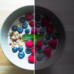 Das Bild zeigt eine Schale mit einem Frühstücks- oder Smoothie-Bowl, die vertikal in zwei Hälften geteilt ist. Die linke Seite präsentiert die Schale in leuchtenden, natürlichen Farben und hellem Licht. Man sieht eine cremige Basis, bestreut mit frischen Blaubeeren, Himbeeren, Erdbeeren und knusprigem Müsli, garniert mit einem Minzblatt. Die Farben der Beeren sind satt und einladend. Die rechte Seite zeigt genau dieselbe Schale, jedoch in einer stark abgedunkelten und entsättigten Version. Die Farben sind matt und gräulich, die Details weniger erkennbar, und der Gesamteindruck ist deutlich weniger appetitlich. Dieses Bild demonstriert eindrucksvoll den Unterschied, den Beleuchtung und Farbsättigung auf die visuelle Wahrnehmung von Speisen haben können. **Alternativtext:** Eine vertikal geteilte Ansicht einer Schale mit Joghurt, Beeren, Müsli und Minze, wobei die linke Hälfte hell und farbenfroh ist und die rechte Hälfte dunkel und entsättigt.