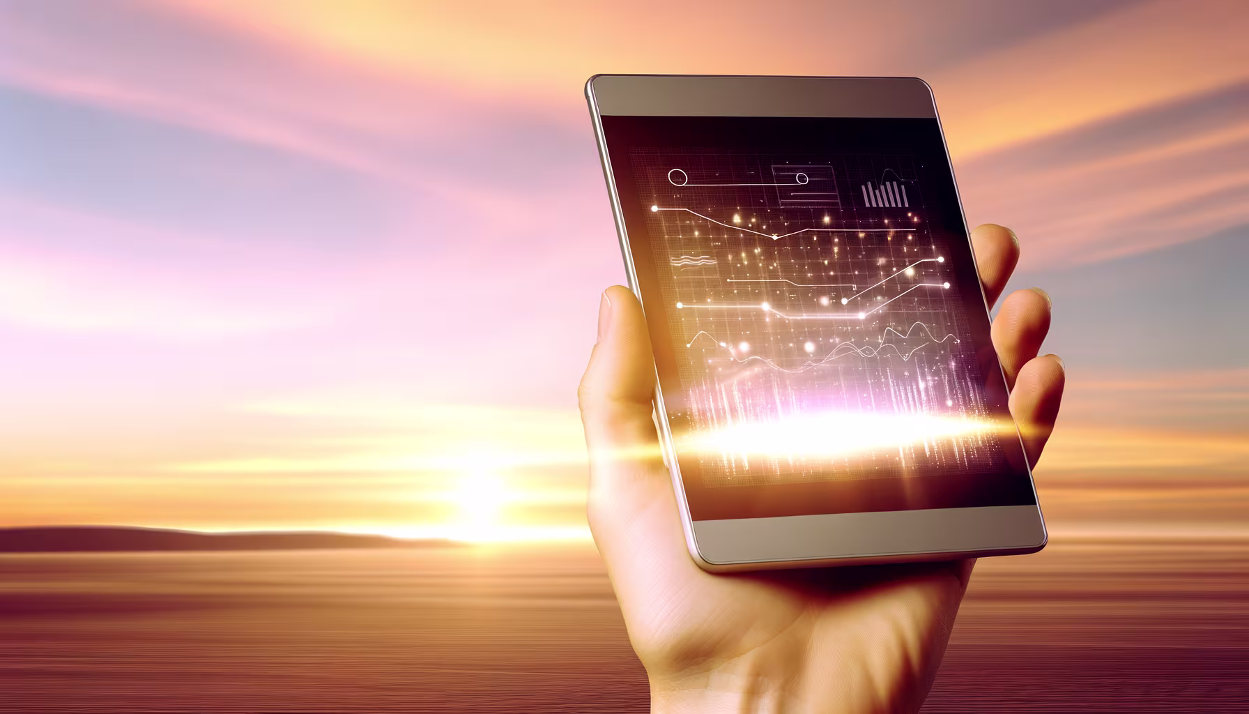 Eine Hand hält ein Smartphone, dessen Bildschirm leuchtende Datenvisualisierungen vor einem farbenprächtigen Sonnenuntergang zeigt.