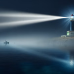 Ein leuchtender Leuchtturm in einer nebligen Nacht, dessen Strahlen einem kleinen Boot auf dem dunklen Meer den Weg weisen.