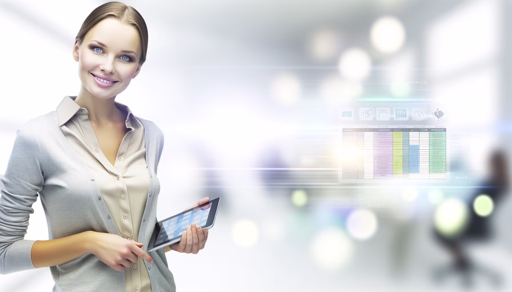 **Textvorschlag:** Eine freundliche, professionelle junge Frau präsentiert ein Tablet, das sie in den Händen hält und bedient. Ihr Lächeln und die offene Haltung vermitteln Kompetenz und Zugänglichkeit. Der Hintergrund ist eine modern anmutende, helle Büroumgebung, durch die digitale Overlays in Form von Datentabellen und Icons schweben. Dies symbolisiert die nahtlose Integration von Technologie und Datenmanagement in den heutigen Geschäftsalltag und veranschaulicht die Effizienz digitaler Lösungen. **Alternativtext:** Lächelnde Geschäftsfrau hält ein Tablet vor einem unscharfen Bürohintergrund mit digitaler Datenanzeige.