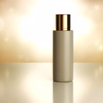 Elegante, zylinderförmige Produktflasche mit goldener Kappe auf einer reflektierenden Oberfläche vor einem warmen, goldenen Bokeh-Hintergrund.