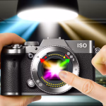 Zwei Hände halten eine moderne Digitalkamera, deren Objektiv eine leuchtende, interaktive Grafik mit farbigen Pfeilen und Punkten zur Lichteinstellung anzeigt. Ein Finger berührt die Linse.