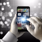 Eine Person hält ein Smartphone und interagiert mit einer digitalen Oberfläche, die eine Galerie von Bildern und ein verbundenes Netzwerk auf einem futuristischen Hintergrund mit globalen Daten darstellt.