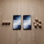 **Vorgeschlagener Text:** Entdecke die feinen Unterschiede zwischen zwei Smartphone-Optionen. Während die eine Seite auf drei solide Grundprinzipien setzt, bietet die andere erweiterte Möglichkeiten mit fünf flexiblen Bausteinen. Welcher Ansatz passt besser zu deinen Bedürfnissen? --- **Alternativtext:** Zwei Smartphones mit hellen Bildschirmen liegen nebeneinander auf einem Holztisch, flankiert von kleinen Holzwürfeln: drei in einer Reihe links und fünf verstreut rechts.