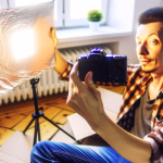 Ein Mann bereitet eine Fotosession mit einer Kamera und einer beleuchteten Softbox vor.