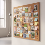 Eine große Korkwand, gefüllt mit einer Vielzahl von Fotos, Farbmustern und Notizzetteln, die mit roten, blauen und beigefarbenen Fäden kreuz und quer verbunden sind, was ein kreatives Projekt oder eine Ideensammlung darstellt.