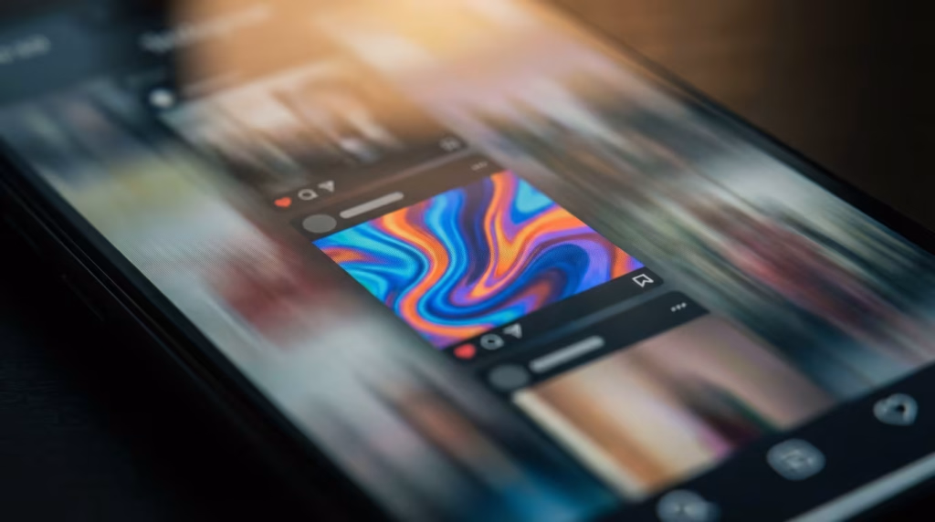 Nahaufnahme eines Smartphones, das einen Social-Media-Feed anzeigt, mit einem prominenten Beitrag eines farbenfrohen, abstrakten Bildes aus fließenden blauen, orangefarbenen und violetten Tönen.