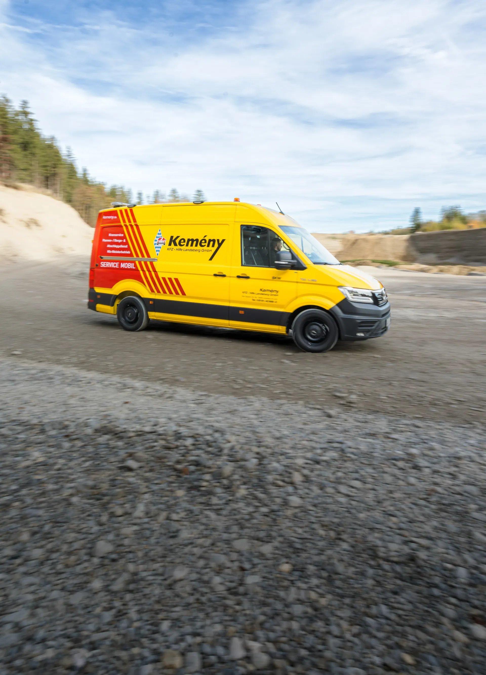 Gelbes Servicefahrzeug von Kemeny KFZ-Hilfe