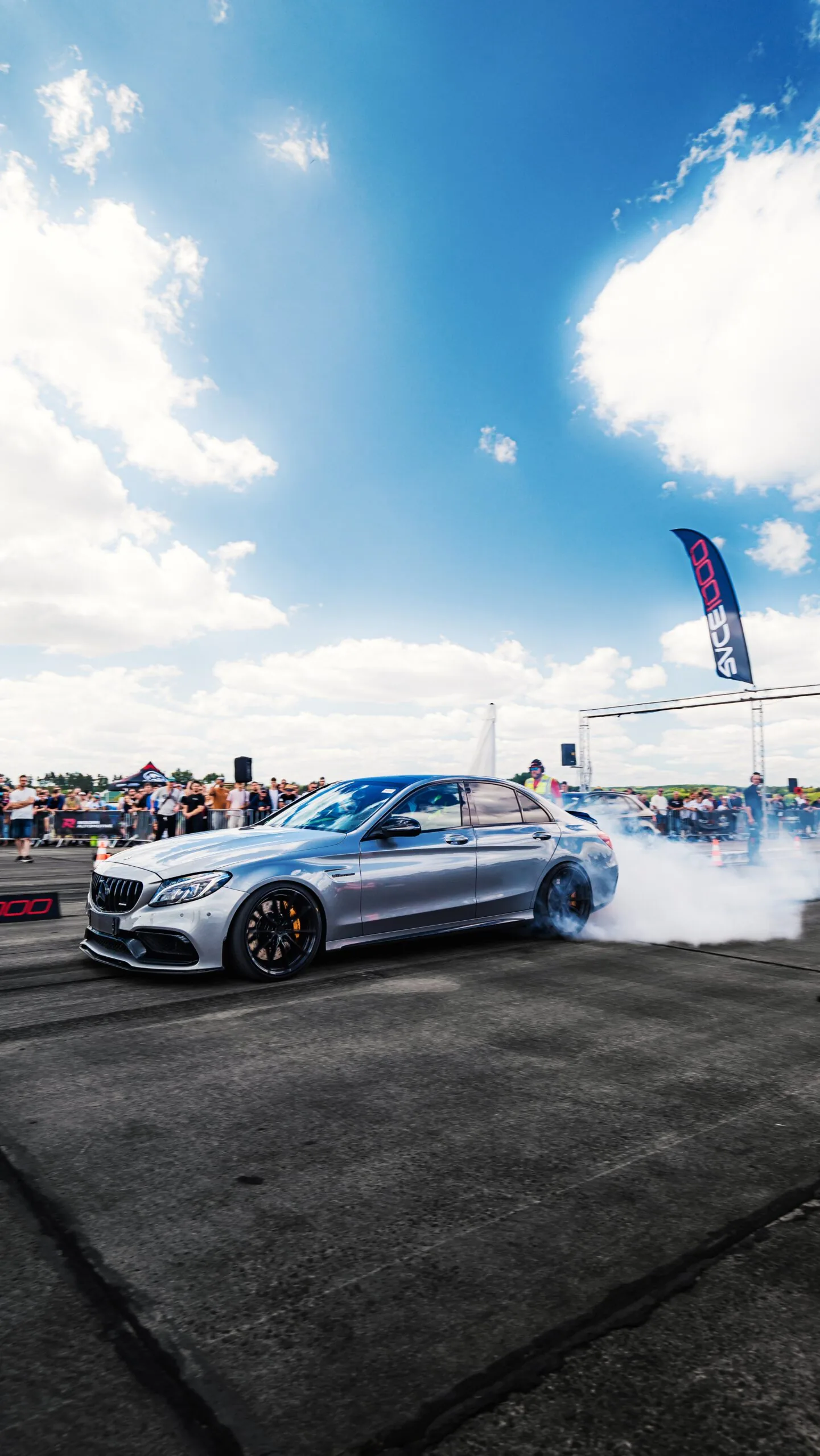 Race1000 Fahrzeug beim Start vor Publikum