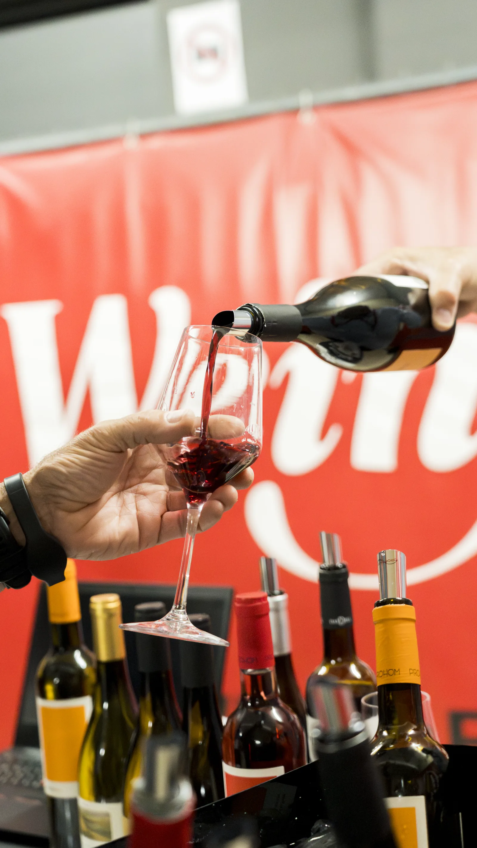 Wein wird bei einer Veranstaltung des Weinflecks eingeschenkt